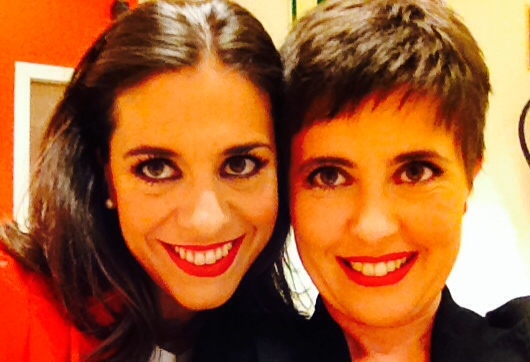 Ana y Susana sonriendo juntas, primer plano