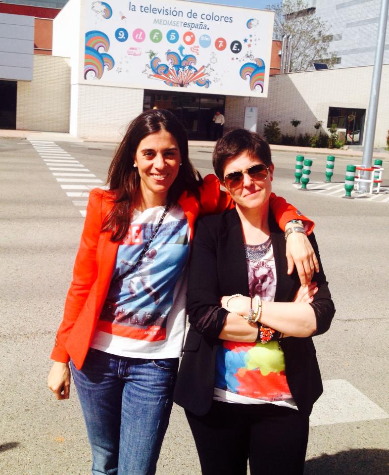 Ana y Susana abrazadas frente al edificio de Mediaset España